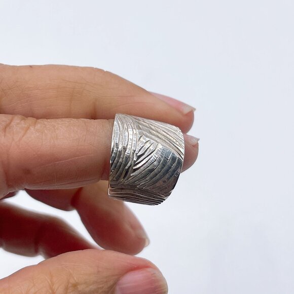 925 Handcrafted Silver Wide Band Ring With Textured Design 6.5 - Picture 2 of 9